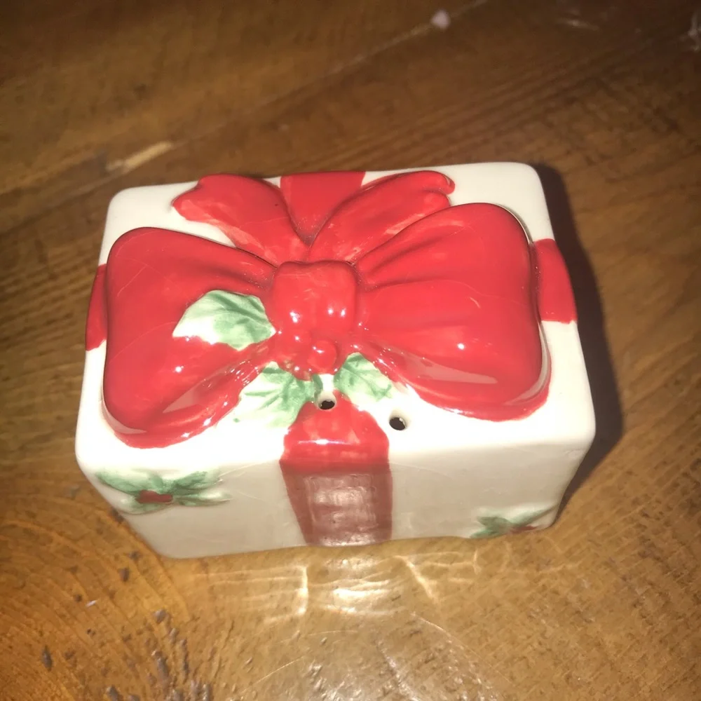 Spode present pepper shaker